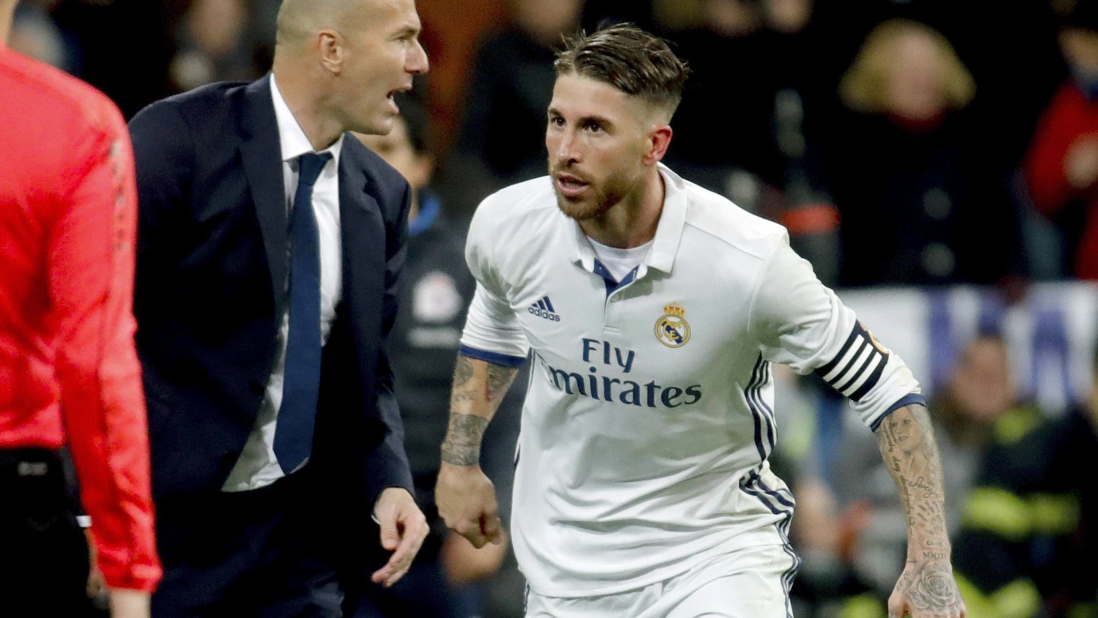 Zidane dando instrucciones a Sergio Ramos en el partido