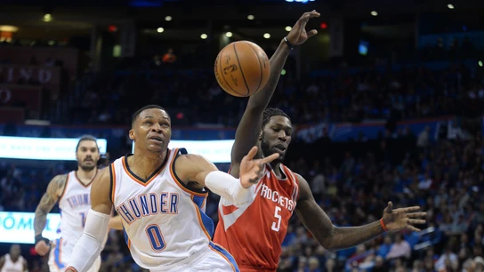 Westbrook intenta retener el balón ante Montrezl Harrell Westbrook intenta retener el balón ante Montrezl Harrell