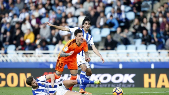 Santi Mina recibe una falta contra la Real Sociedad Santi Mina recibe una falta contra la Real Sociedad