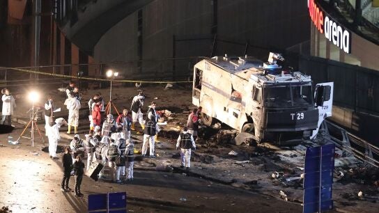Investigadores policiales trabajan en el lugar en que se produjo la explosi&oacute;n en los alrededores del estadio de la arena de Vodafone en Estambul, estadio oficial del club de f&uacute;tbol Besiktas