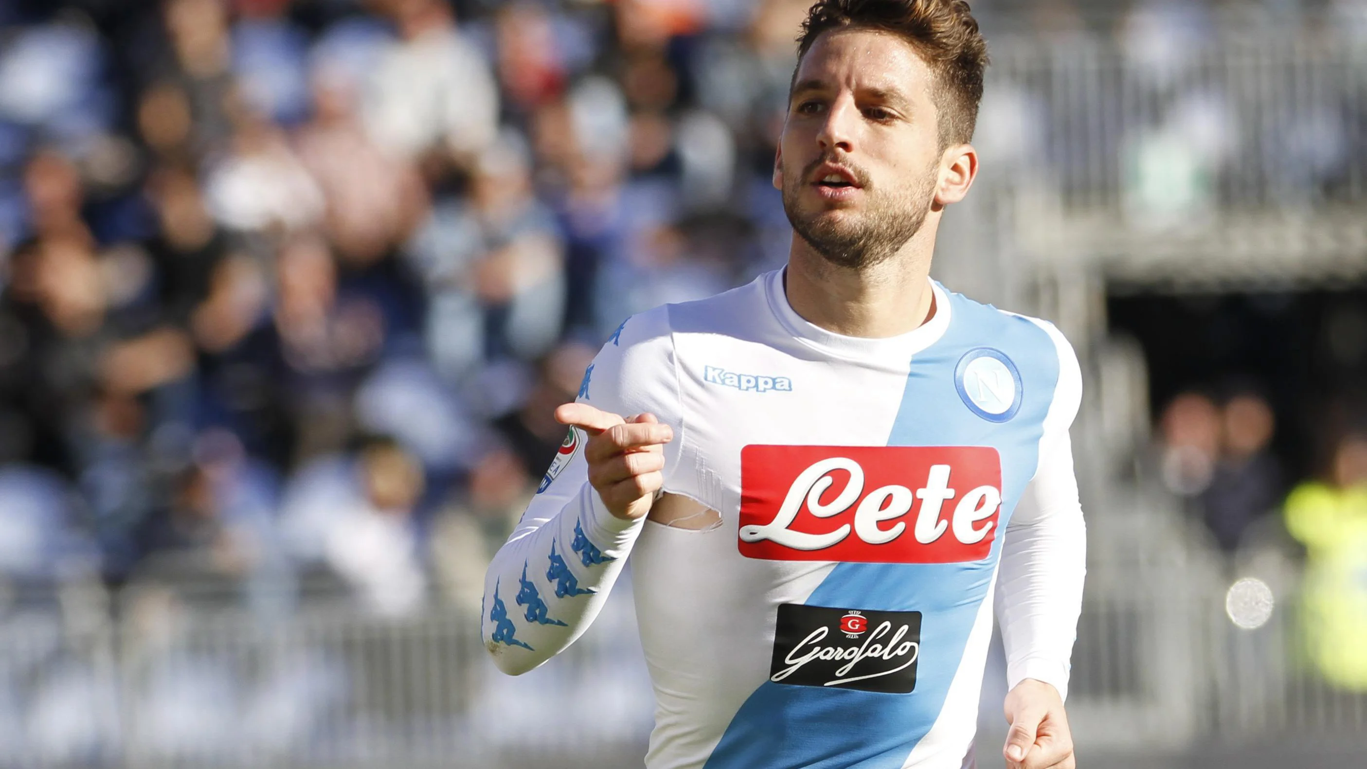 Dries Mertens celebrando uno de sus goles frente al Cagliari