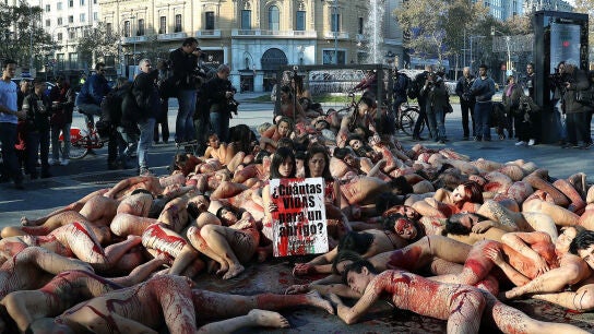 alrededor de un centenar de personas de todas partes de Espa&ntilde;a, as&iacute; como de otros pa&iacute;ses, se han dado cita hoy en el Paseo de Gracia de Barcelona para desafiar las bajas temperaturas del invierno y desnudarse en protesta contra el uso de pieles de animales