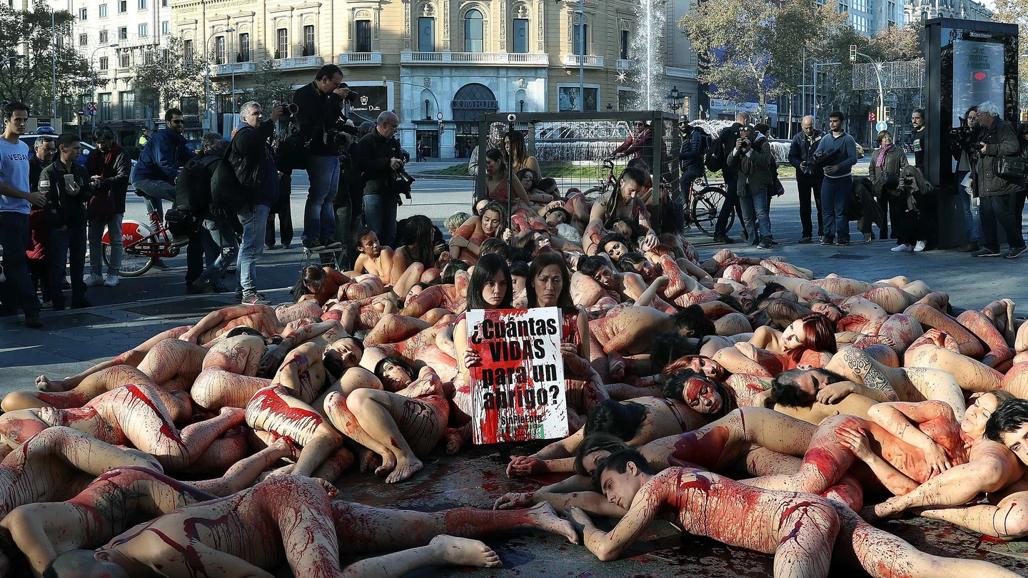 alrededor de un centenar de personas de todas partes de España, así como de otros países, se han dado cita hoy en el Paseo de Gracia de Barcelona para desafiar las bajas temperaturas del invierno y desnudarse en protesta contra el uso de pieles de animales alrededor de un centenar de personas de todas partes de España, así como de otros países, se han dado cita hoy en el Paseo de Gracia de Barcelona para desafiar las bajas temperaturas del invierno y desnudarse en protesta contra el uso de pieles de animales