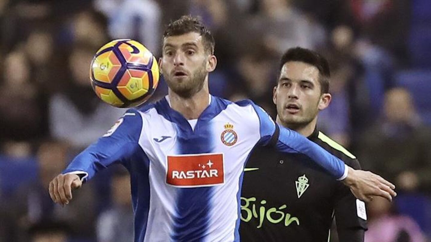 Leo Baptistao intenta marcharse de Isma L&oacute;pez.