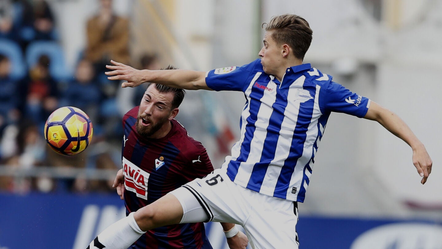 Sergi Enrich y Marcos Llorente pelean por el bal&oacute;n
