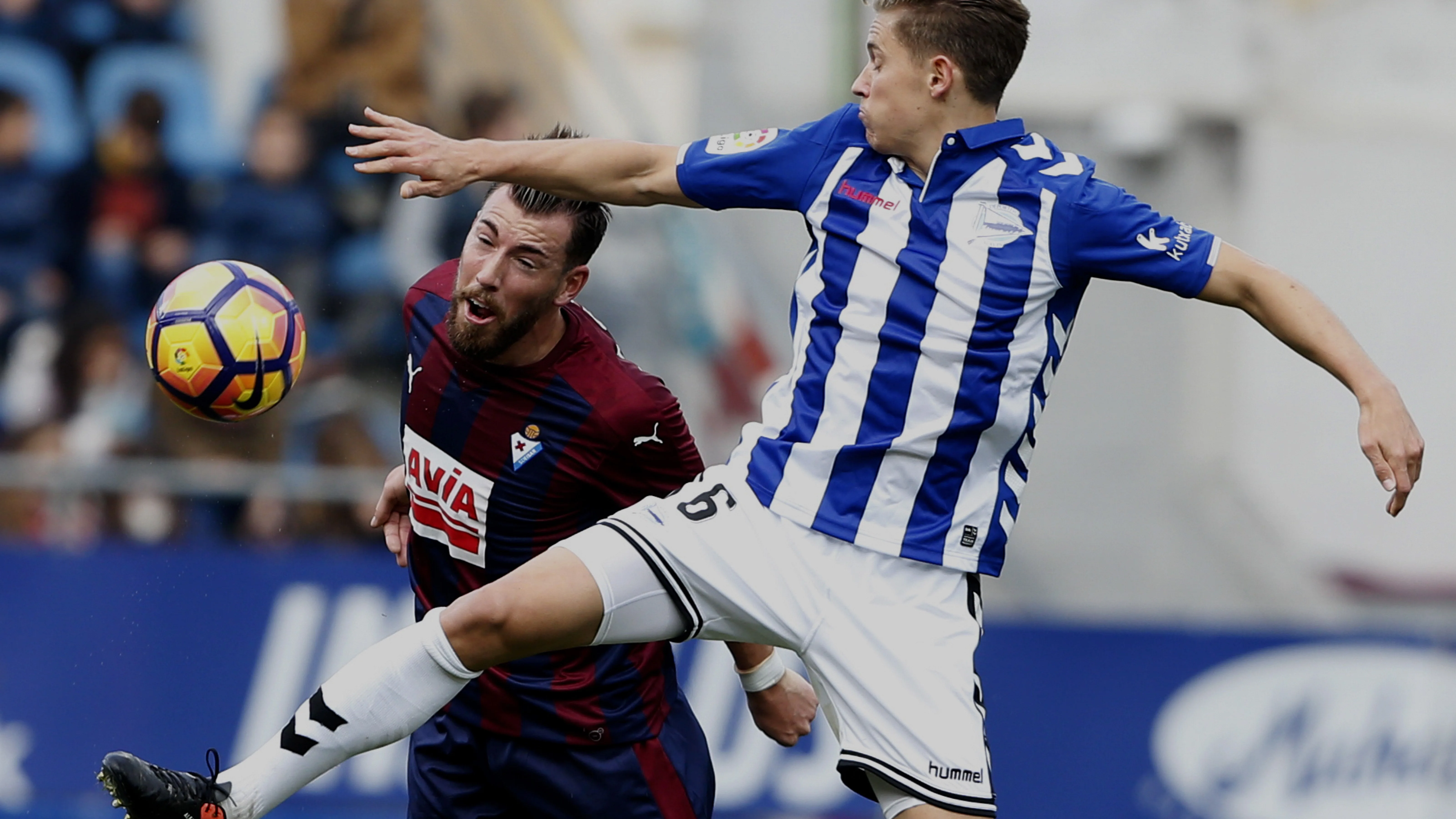 Sergi Enrich y Marcos Llorente pelean por el balón