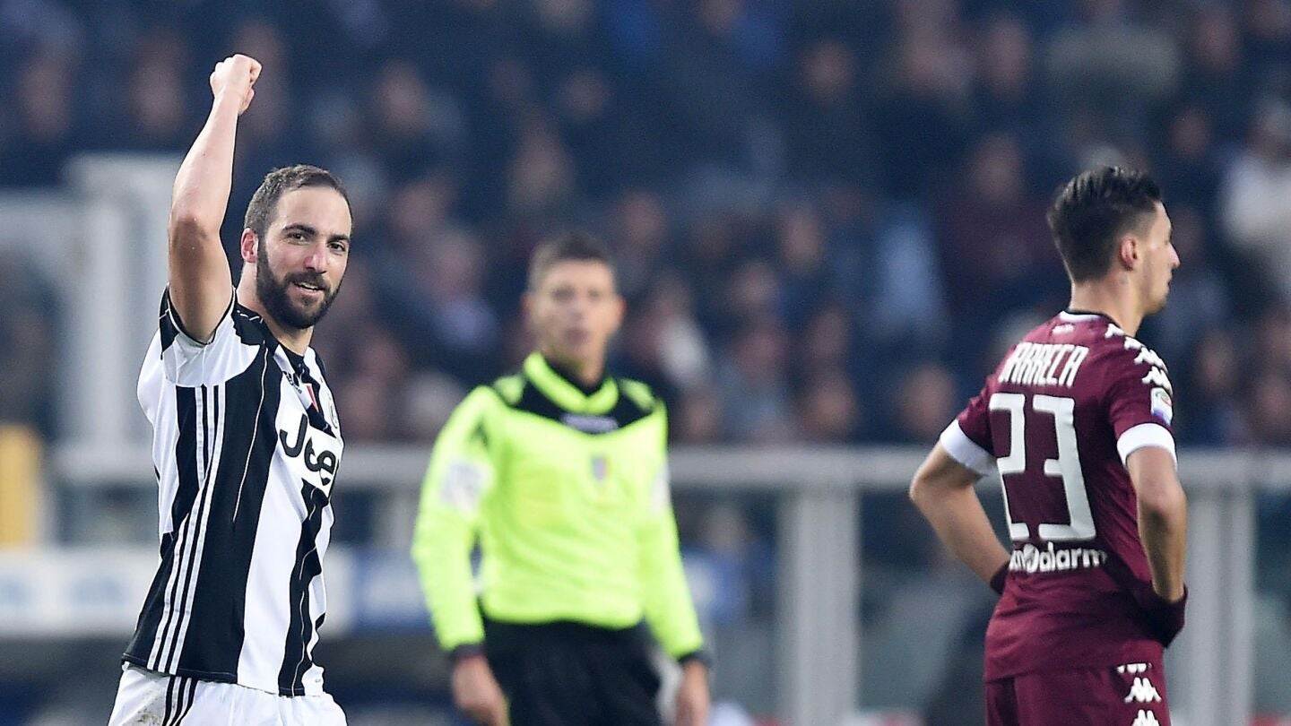 Higua&iacute;n celebrando uno de sus goles frente al Torino