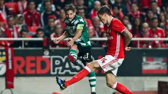Victor Lindelof y Adrien Silva disputan el balón Victor Lindelof y Adrien Silva disputan el balón