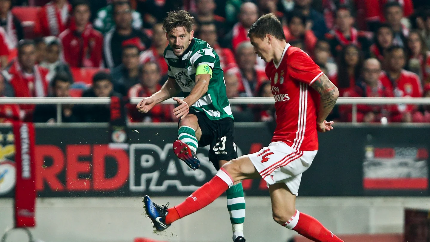 Victor Lindelof y Adrien Silva disputan el balón Victor Lindelof y Adrien Silva disputan el balón