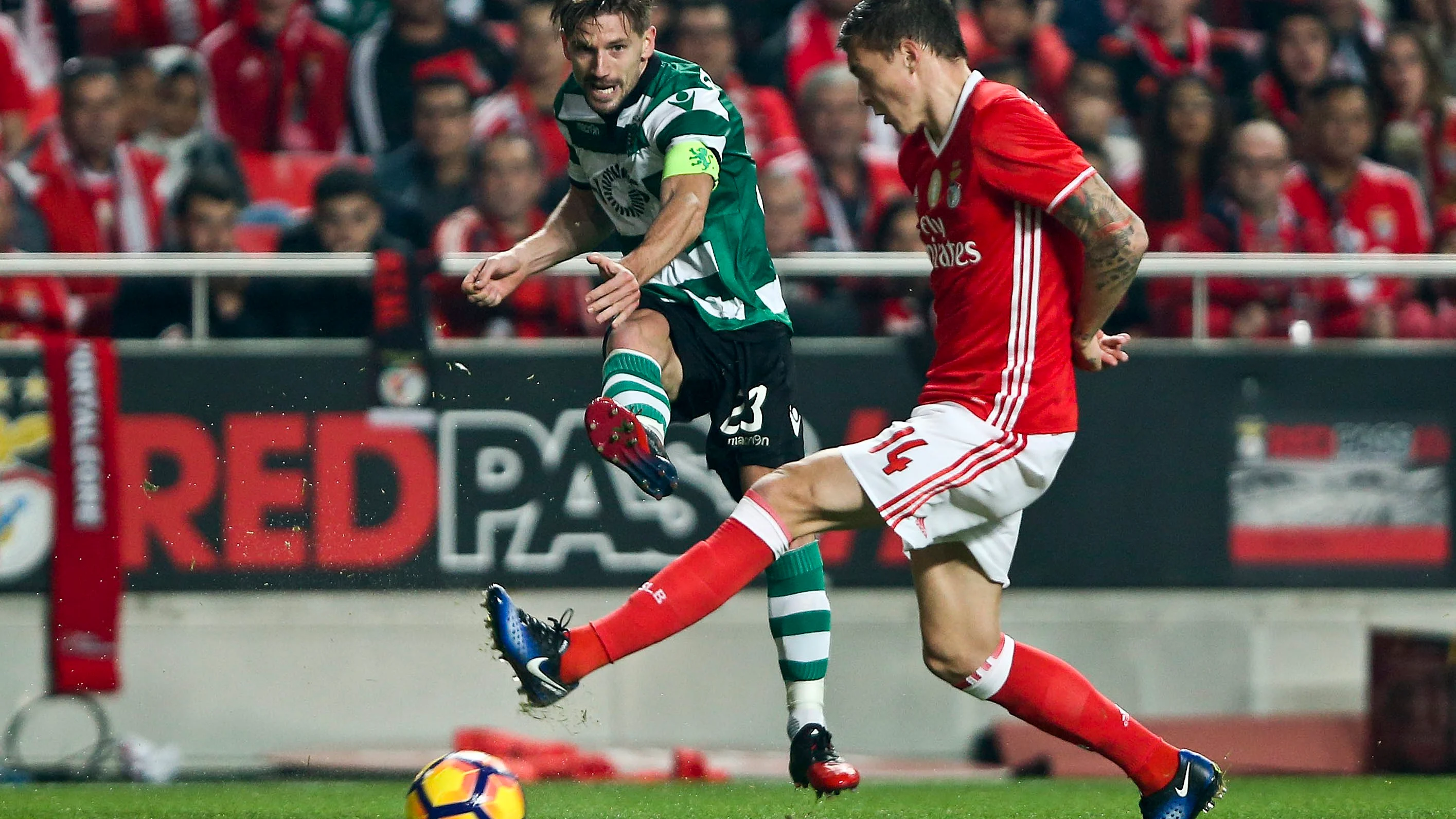 Victor Lindelof y Adrien Silva disputan el balón