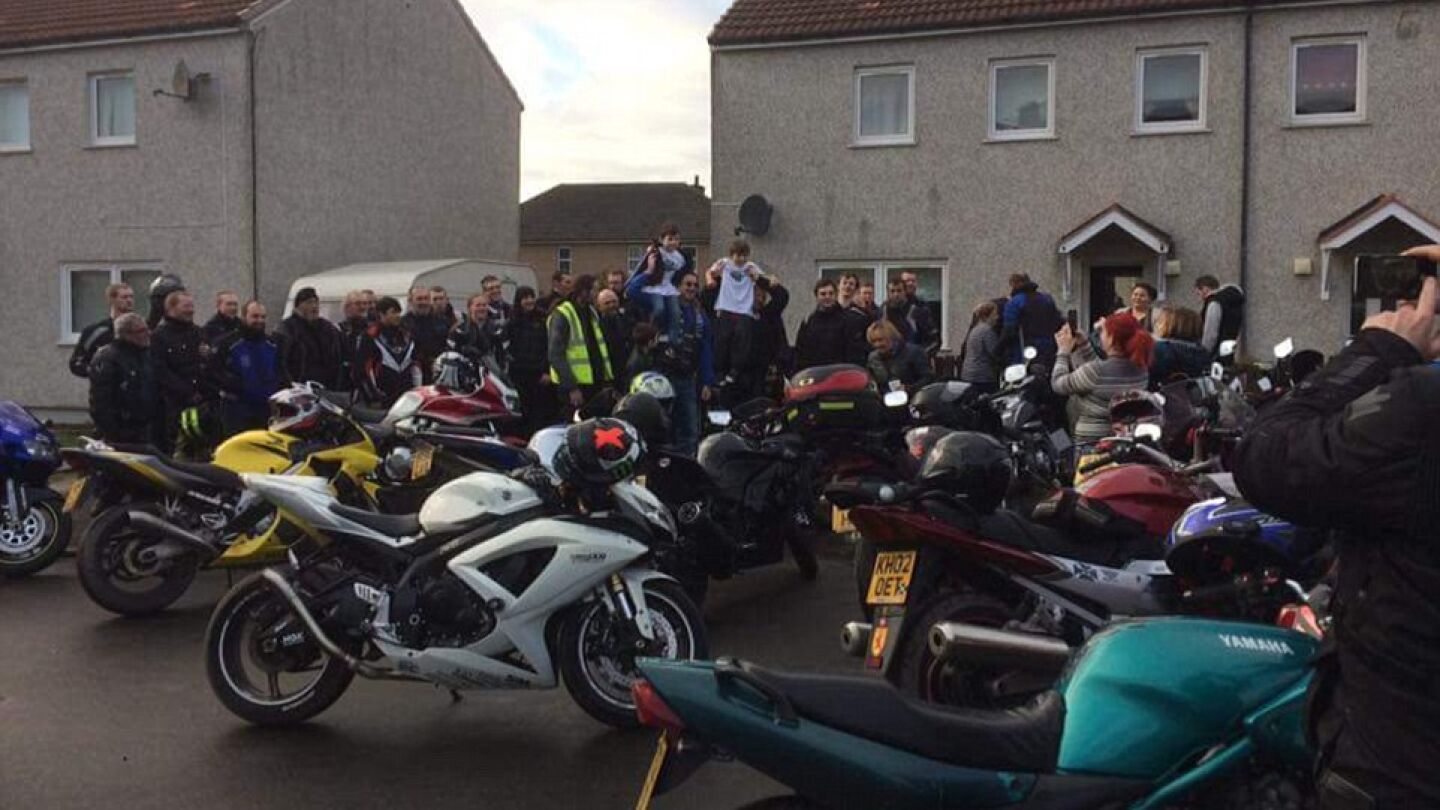 Imagen de los motoristas cogiendo en brazos a Darren Stevenson y Connor Torrace v&iacute;ctimas de bullying