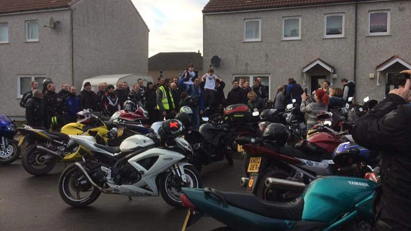 Imagen de los motoristas cogiendo en brazos a Darren Stevenson y Connor Torrace víctimas de bullying Imagen de los motoristas cogiendo en brazos a Darren Stevenson y Connor Torrace víctimas de bullying