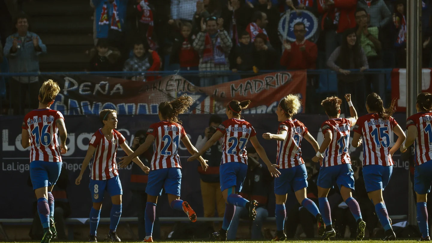 Sonia Bermúdez celebra su gol contra el Barcelona junto a sus compañeras Sonia Bermúdez celebra su gol contra el Barcelona junto a sus compañeras