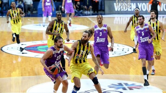Sergio Llull entra a canasta ante Datome
