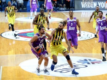 Sergio Llull entra a canasta ante Datome Sergio Llull entra a canasta ante Datome