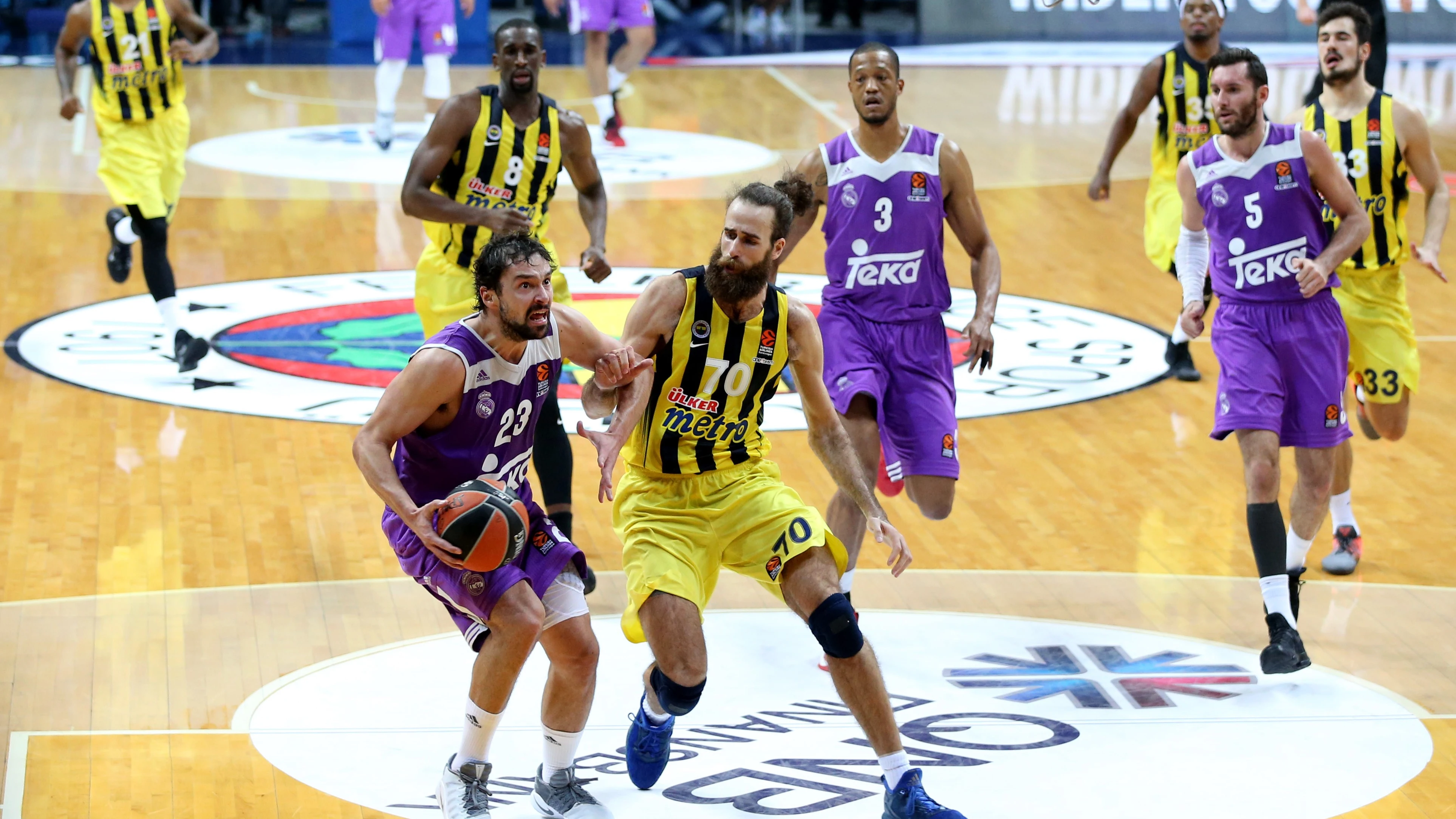 Sergio Llull entra a canasta ante Datome