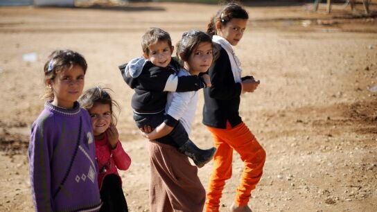 Varios ni&ntilde;os en un campo de refugiados