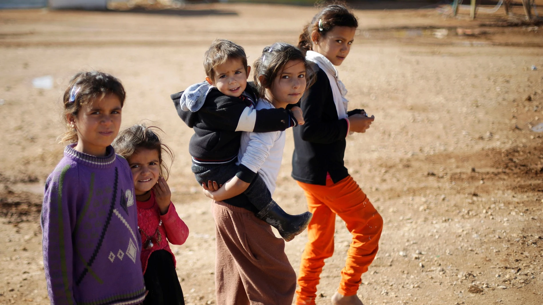 Varios niños en un campo de refugiados