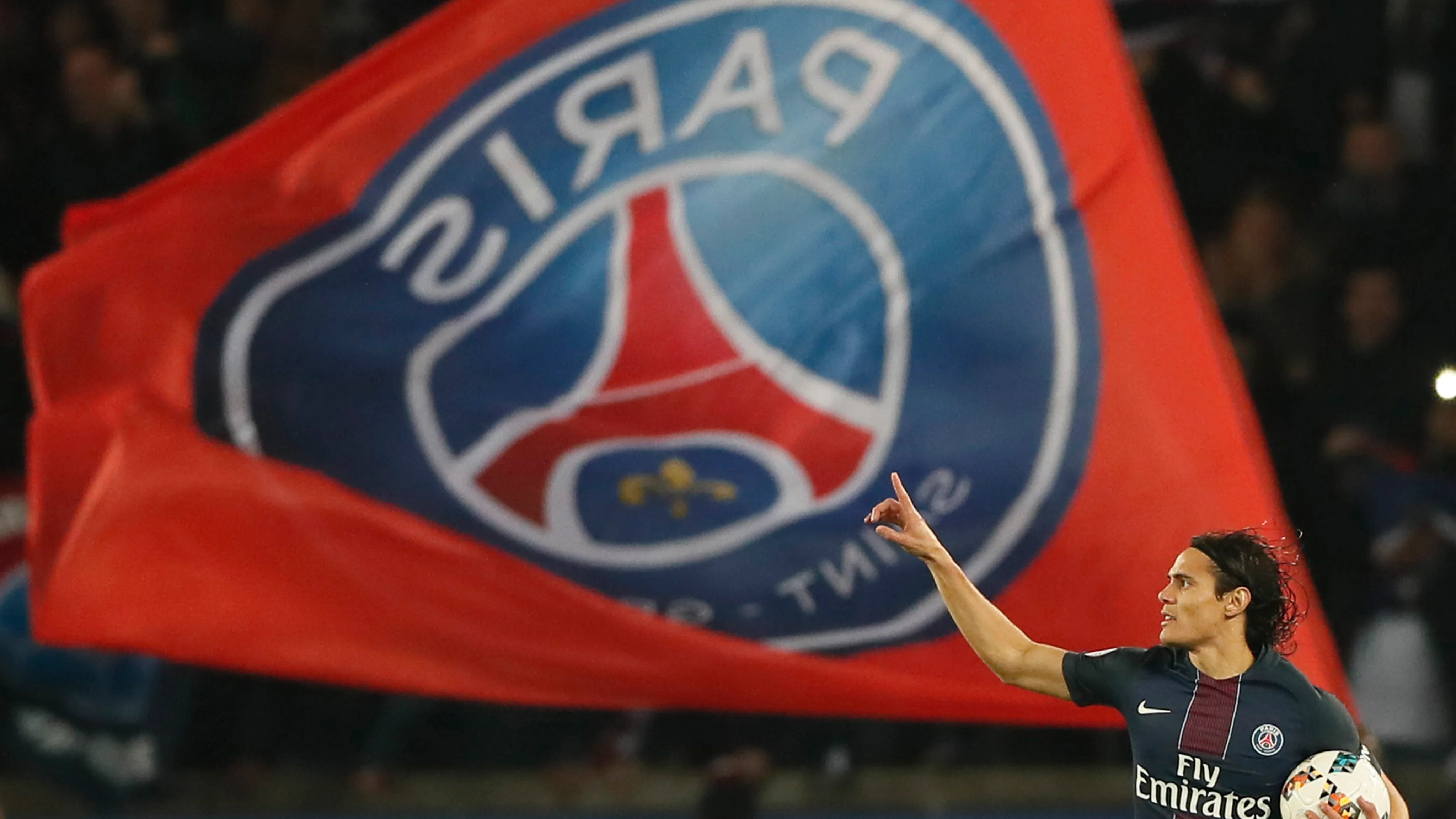 Cavani celebrando uno de sus goles frente al Niza Cavani celebrando uno de sus goles frente al Niza