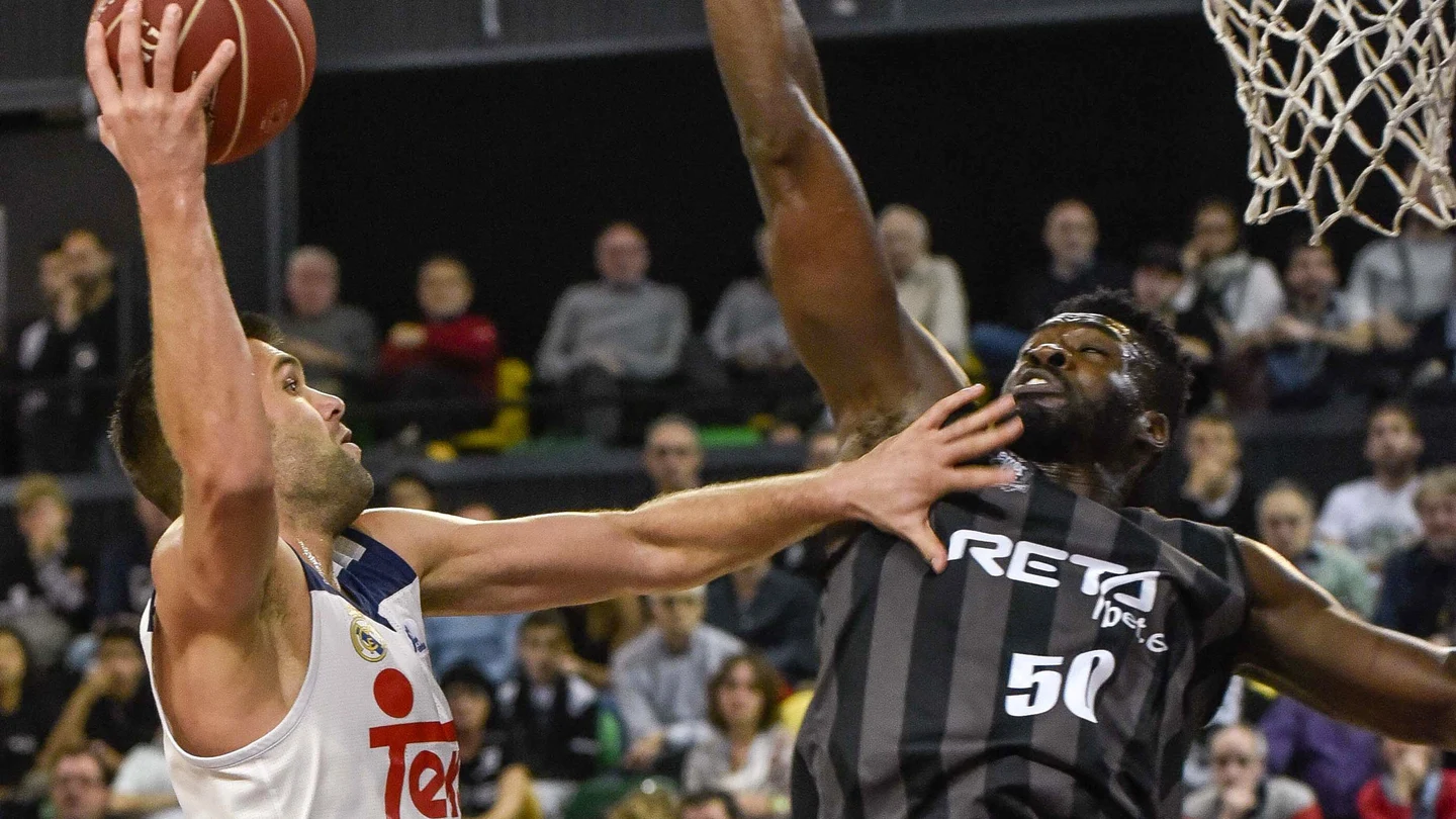 Felipe Reyes tirando a canasta frente a Micheal Eric Felipe Reyes tirando a canasta frente a Micheal Eric