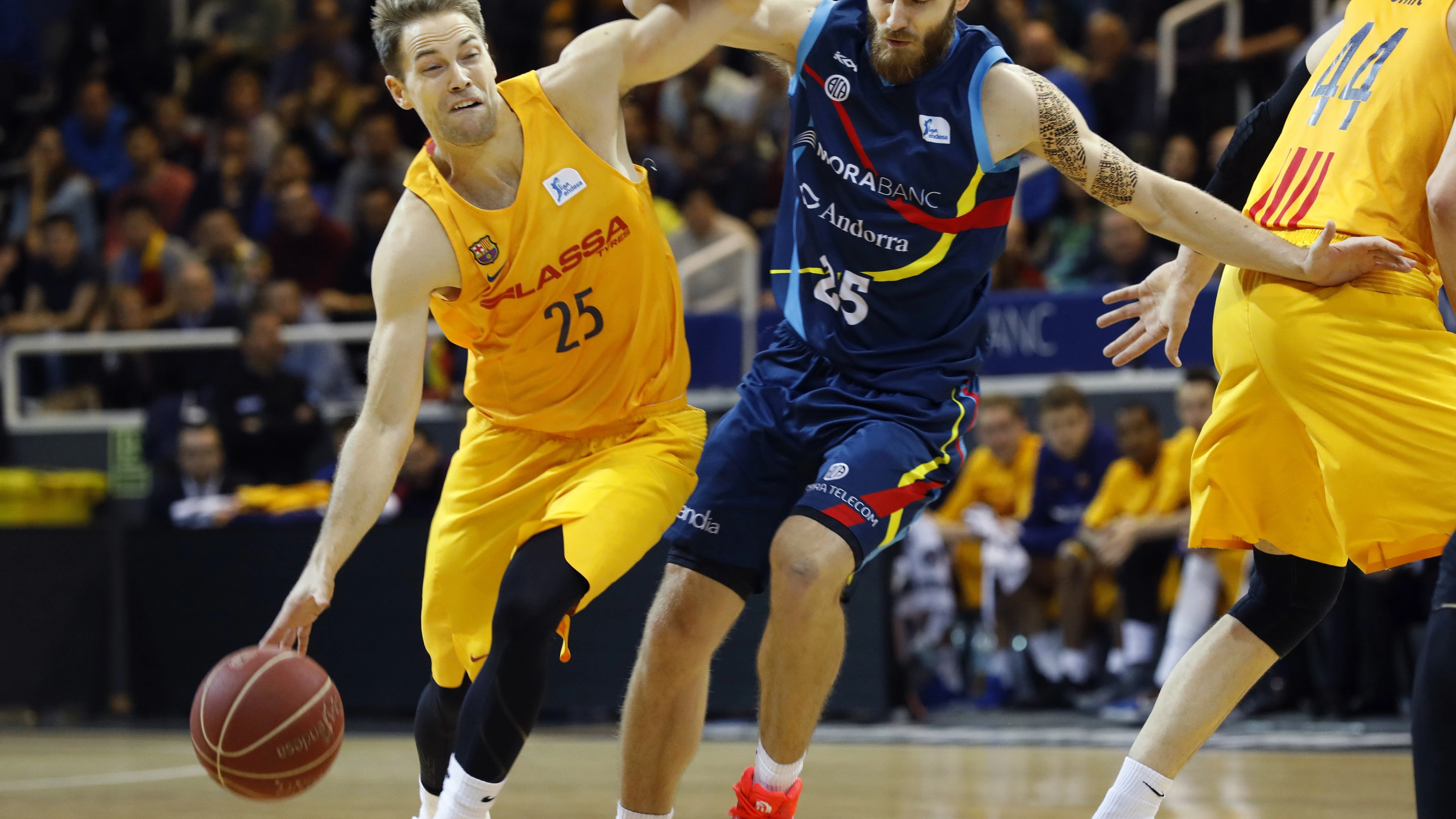 Petteri Koponen conduce el balón frente a David Jelinek Petteri Koponen conduce el balón frente a David Jelinek