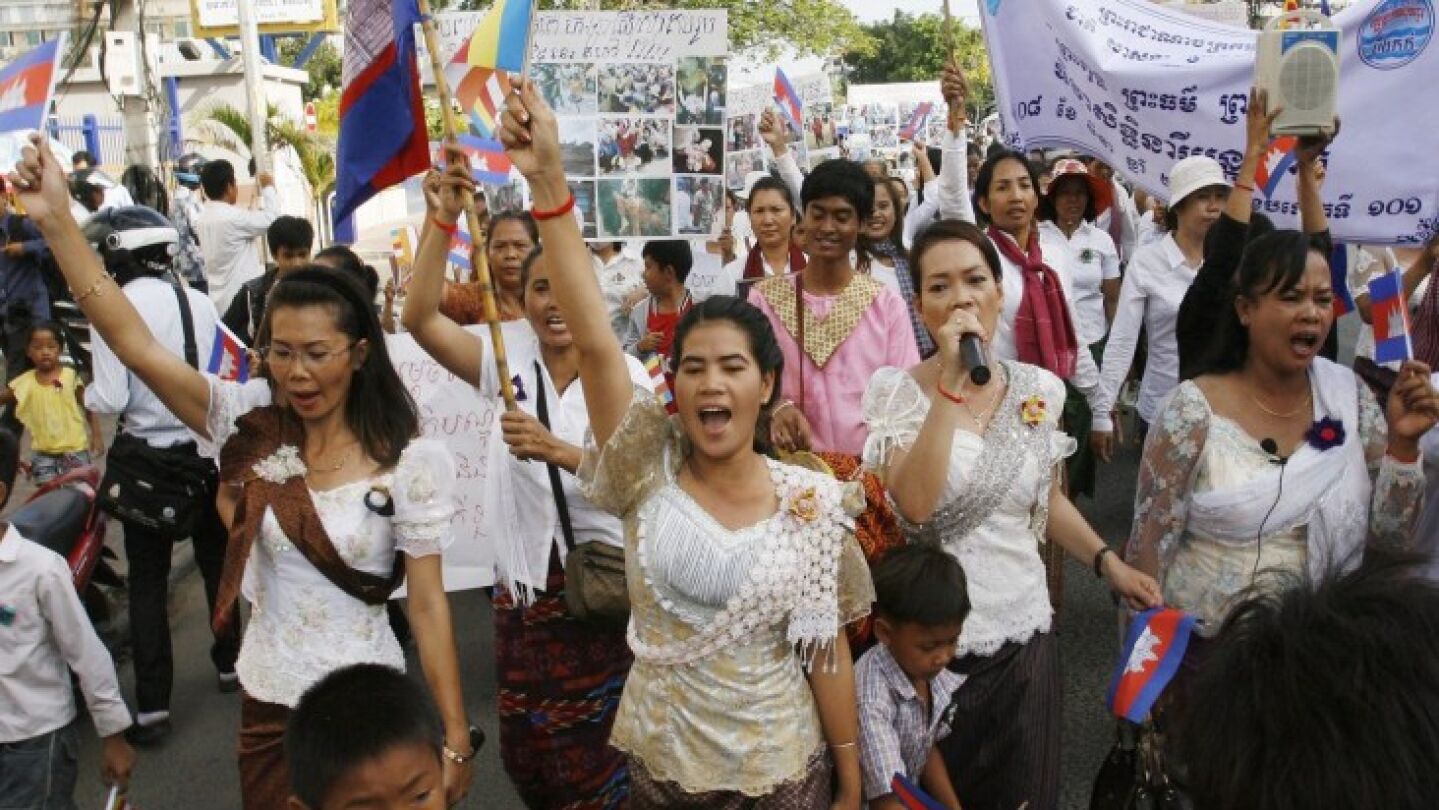 Mujeres camboyanas gritan consignas durante una marcha pac&iacute;fica en Phnom Penh (Camboya) para celebrar el D&iacute;a Internacional de la Mujer