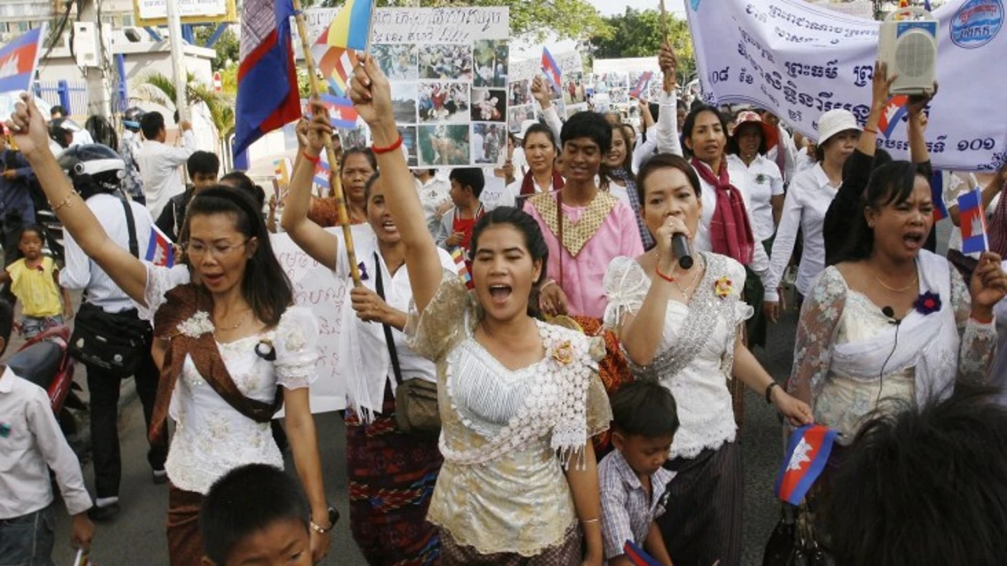 Mujeres camboyanas gritan consignas durante una marcha pacífica en Phnom Penh (Camboya) para celebrar el Día Internacional de la Mujer Mujeres camboyanas gritan consignas durante una marcha pacífica en Phnom Penh (Camboya) para celebrar el Día Internacional de la Mujer