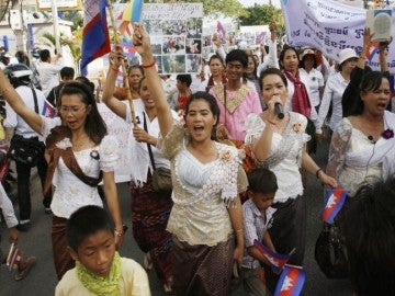 Mujeres camboyanas gritan consignas durante una marcha pacífica en Phnom Penh (Camboya) para celebrar el Día Internacional de la Mujer Mujeres camboyanas gritan consignas durante una marcha pacífica en Phnom Penh (Camboya) para celebrar el Día Internacional de la Mujer