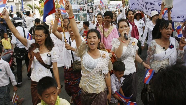 Mujeres camboyanas gritan consignas durante una marcha pacífica en Phnom Penh (Camboya) para celebrar el Día Internacional de la Mujer