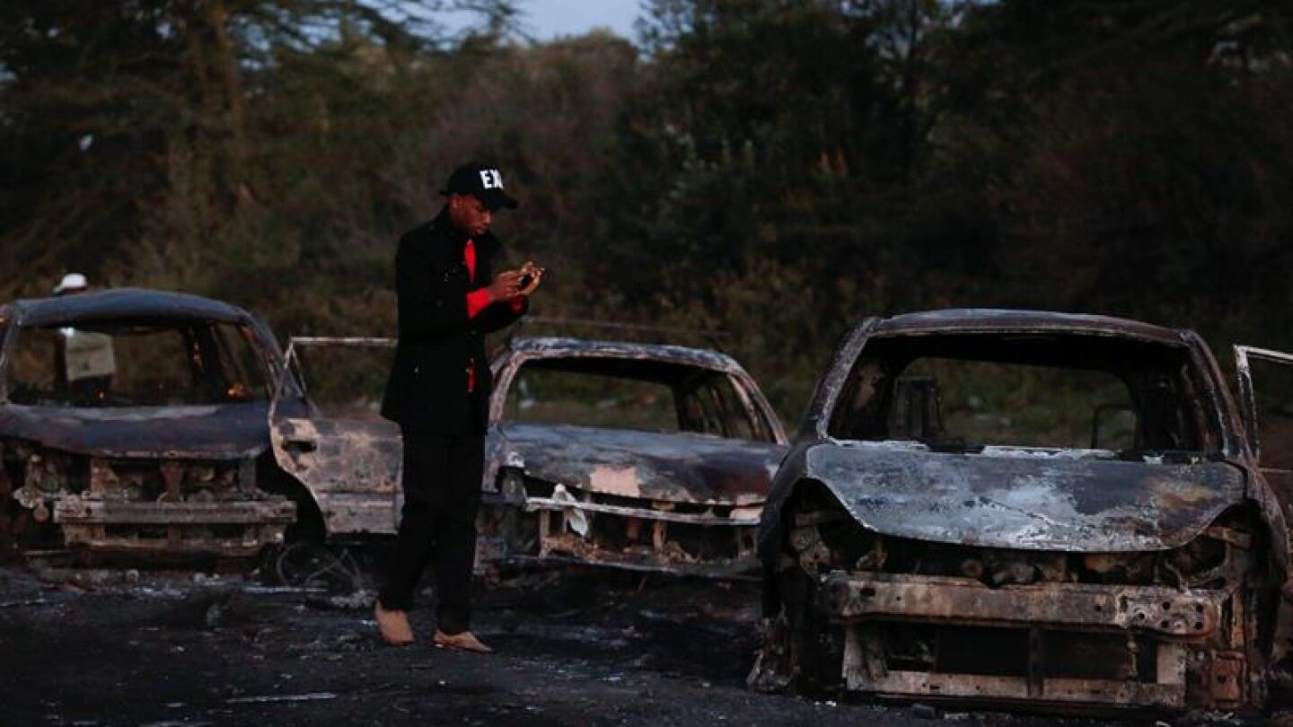 Coches quemados tras la explosi&oacute;n de un cami&oacute;n en Kenia