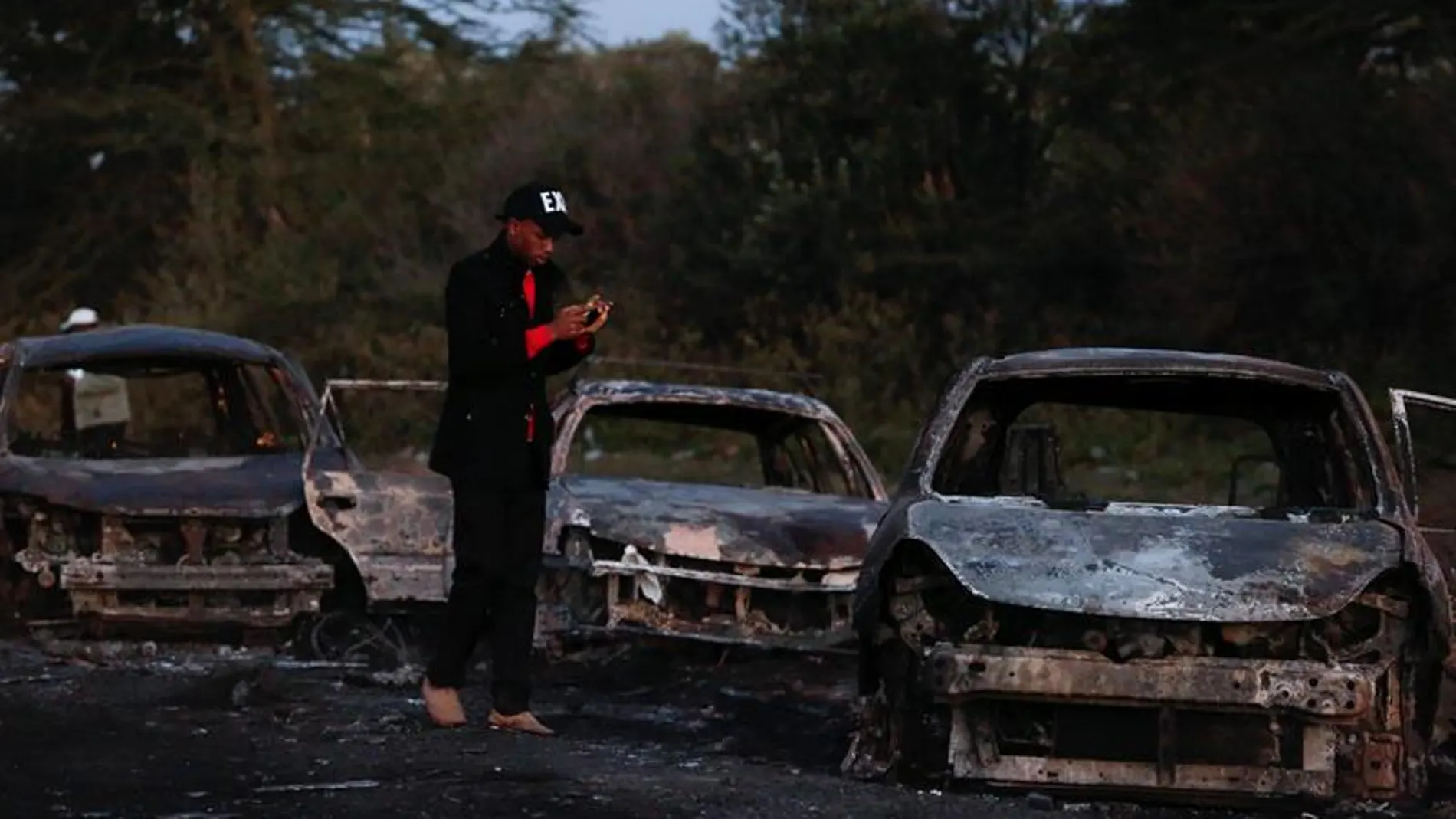 Coches quemados tras la explosión de un camión en Kenia