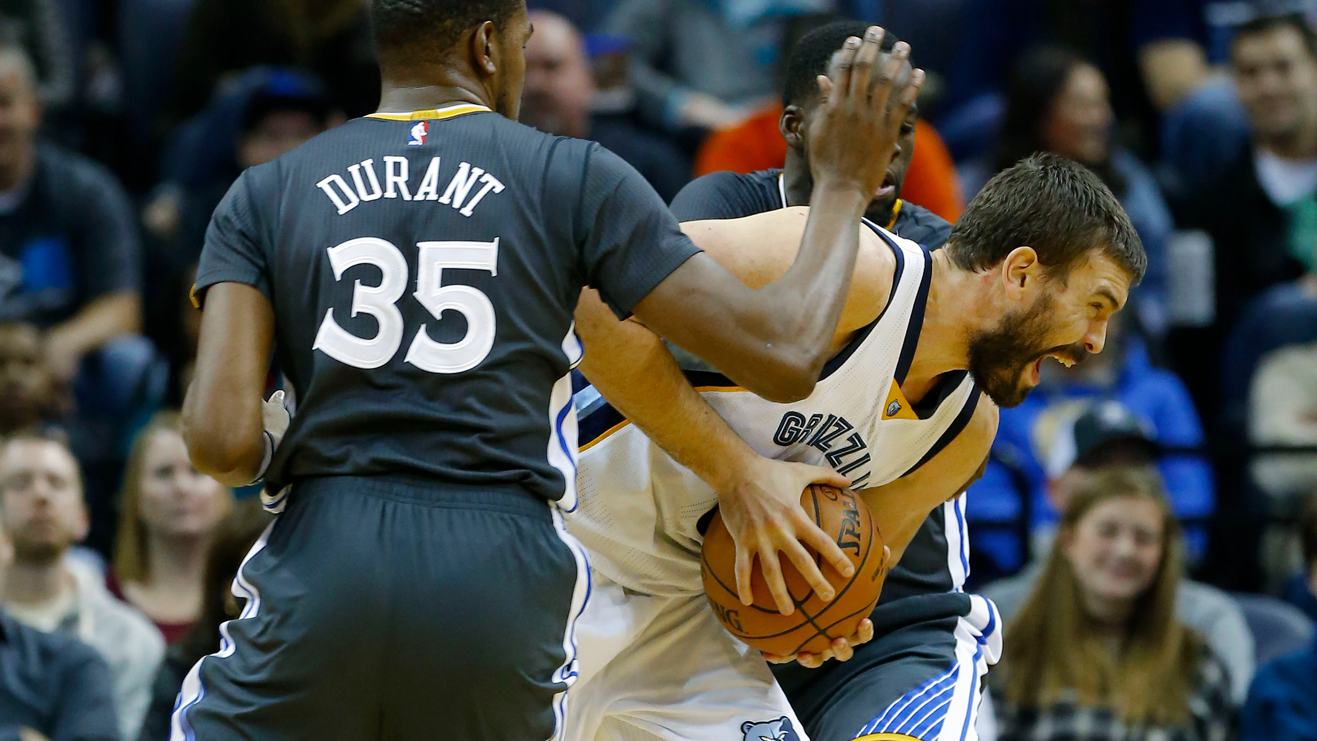 Marc Gasol entra a canasta ante la defensa de Kevin Durant y Draymond Green