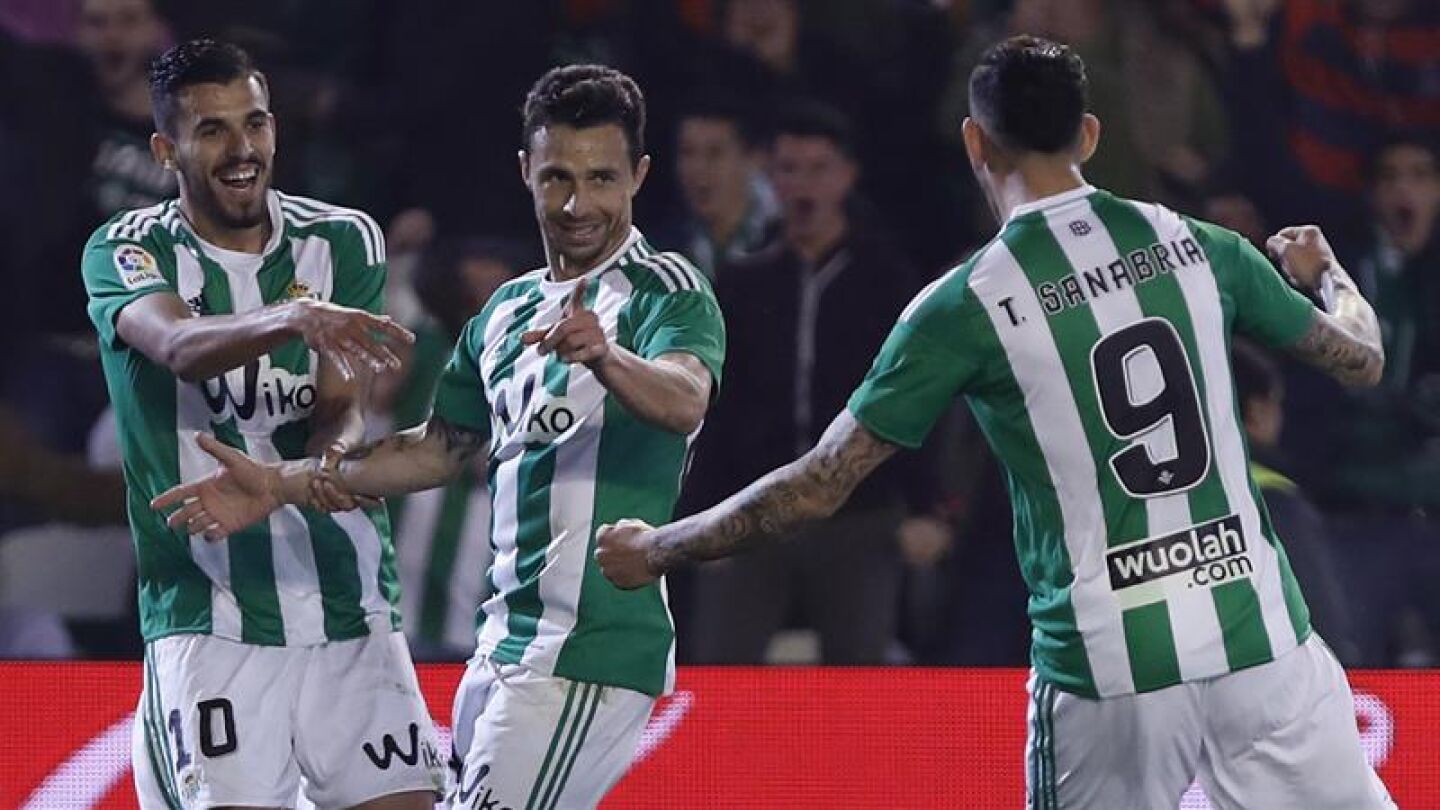 Rub&eacute;n Castro celebra el gol con Sanabria.