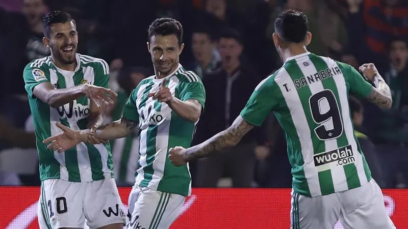 Rubén Castro celebra el gol con Sanabria. Rubén Castro celebra el gol con Sanabria.