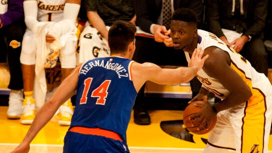 Willy Hernang&oacute;mez defiende en el partido ante los Lakers