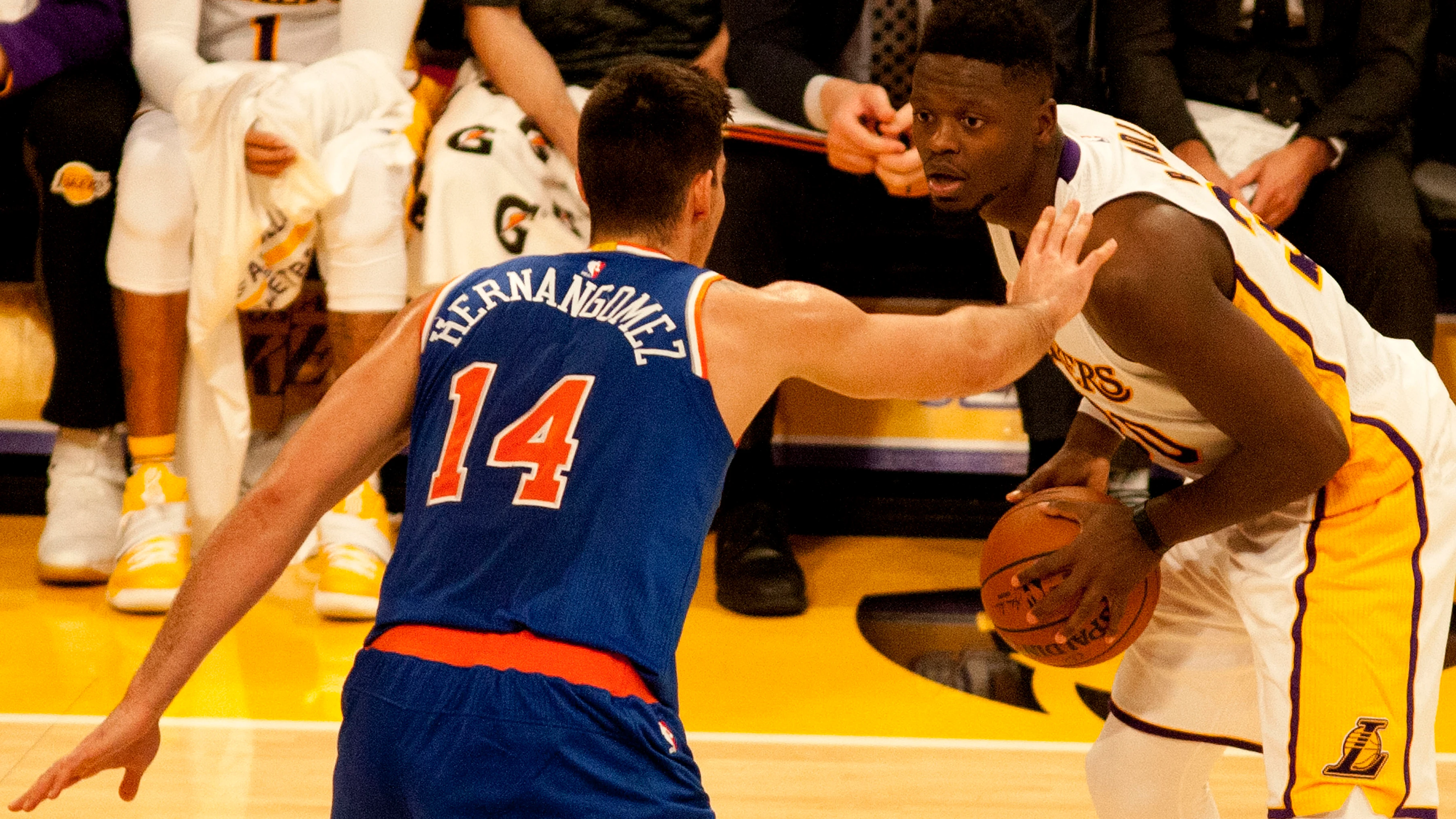 Willy Hernangómez defiende en el partido ante los Lakers