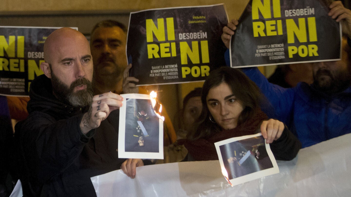 El concejal de la CUP en el Ayuntamiento de Barcelona Josep Gargant&eacute; quema una foto del rey