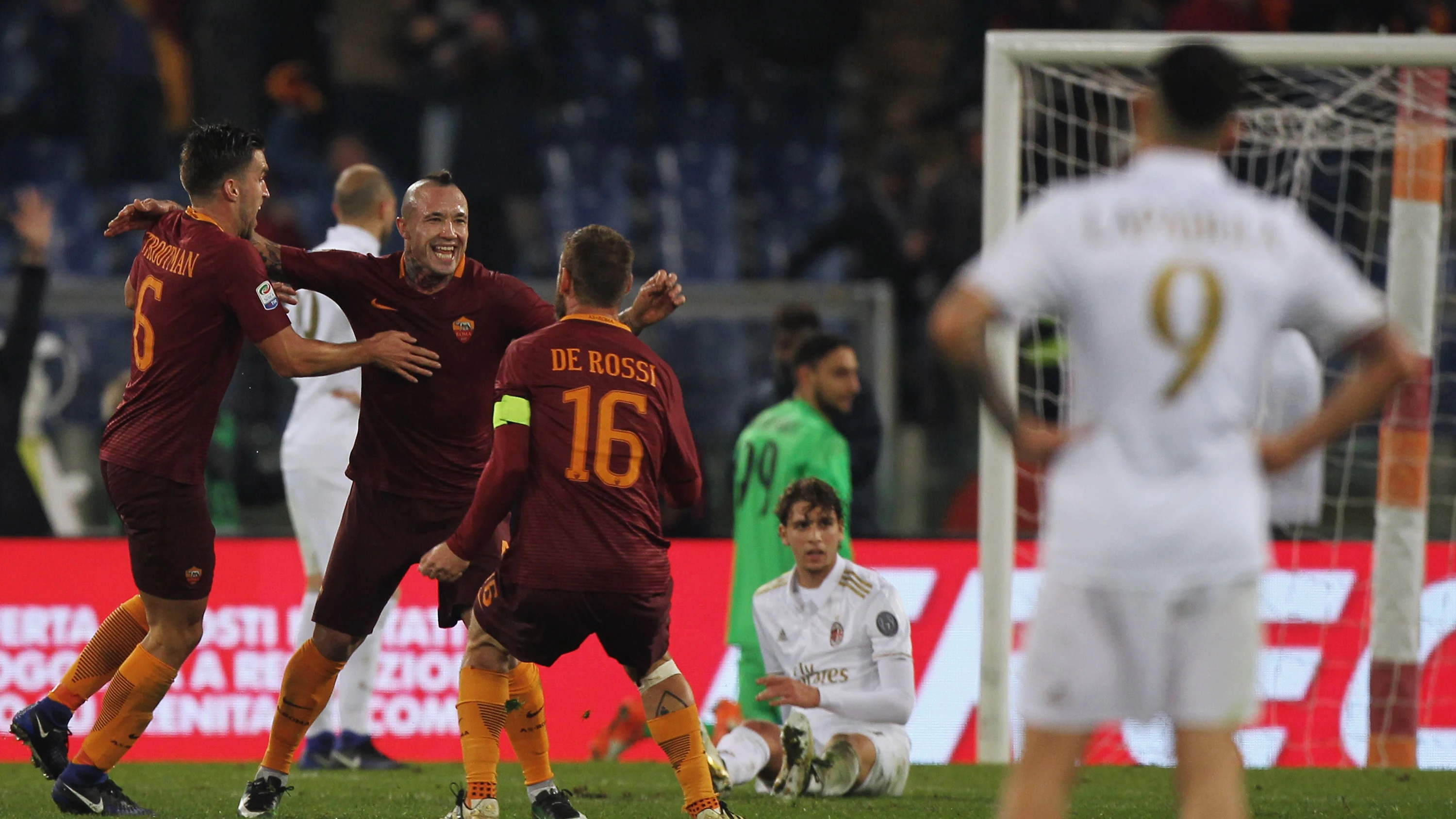 Radja Nainggolan celebra su gol ante el Milan