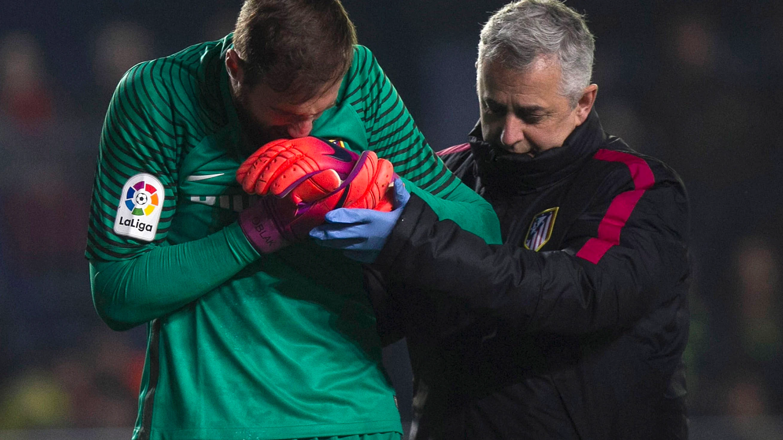 Oblak se retira lesionado del Madrigal Oblak se retira lesionado del Madrigal