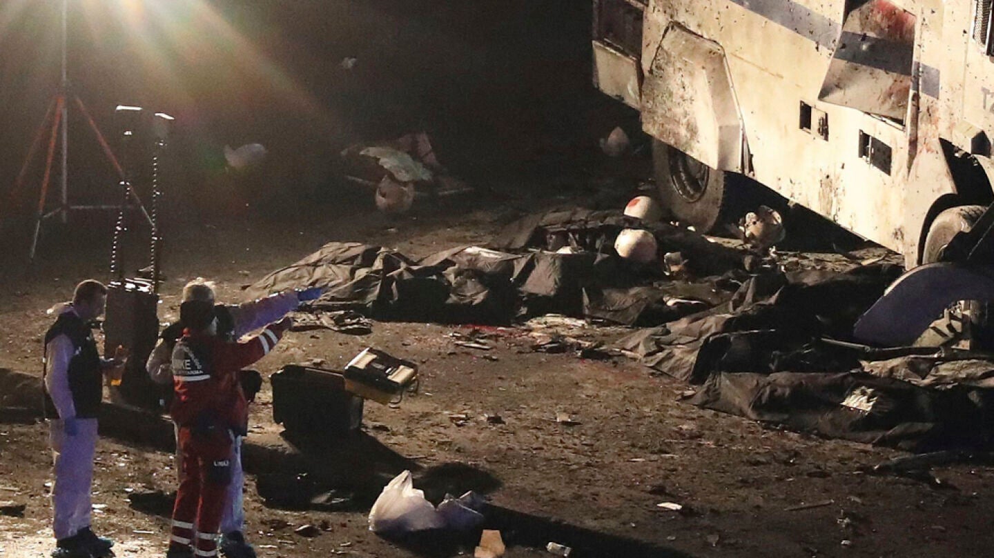 Investigadores junto al lugar del ataque en Estambul