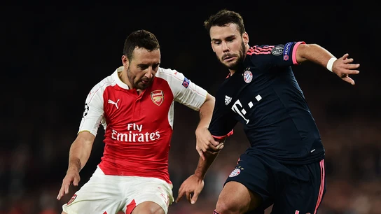 Cazorla y Beñat pelean por un balón Cazorla y Beñat pelean por un balón