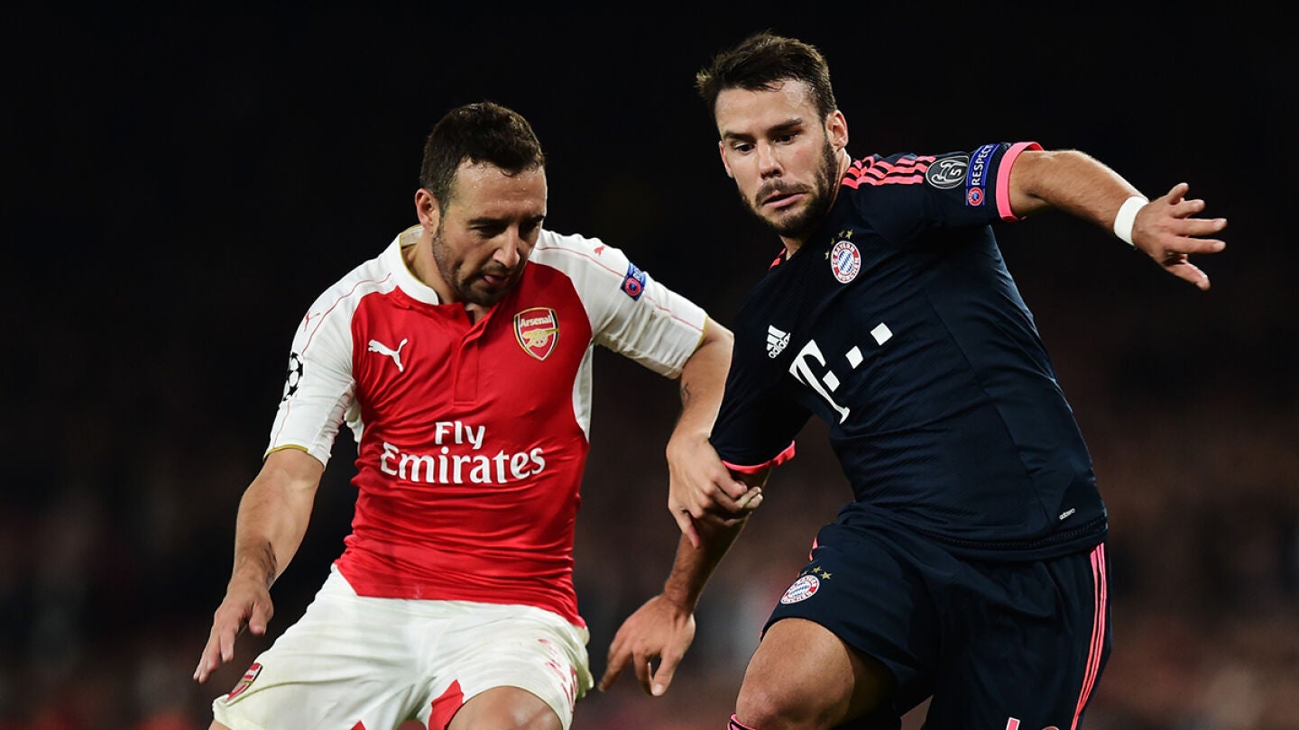 Cazorla y Be&ntilde;at pelean por un bal&oacute;n