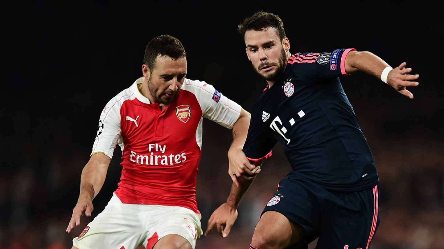 Cazorla y Beñat pelean por un balón Cazorla y Beñat pelean por un balón