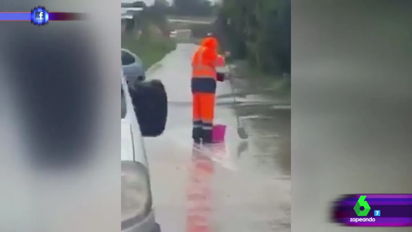 Un hombre achicando agua en Chiclana de la Frontera Un hombre achicando agua en Chiclana de la Frontera
