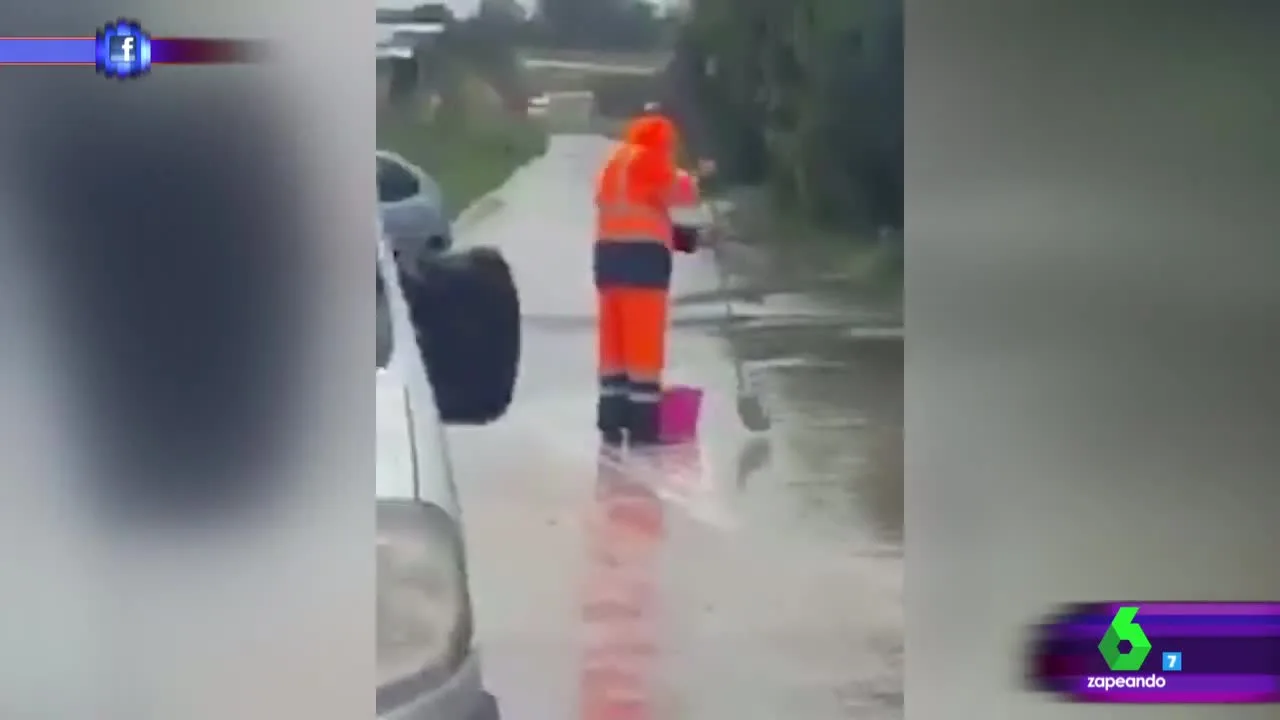 Un hombre achicando agua en Chiclana de la Frontera 