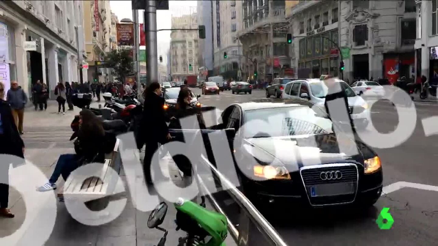 S&aacute;enz de Santamar&iacute;a entrando a su coche oficial