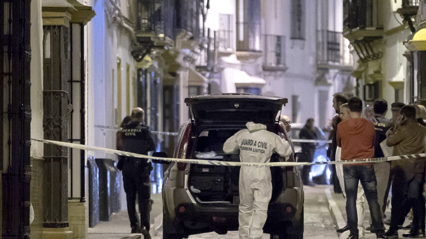 Agentes de la Guardia Civil en el lugar del suceso en Arahal