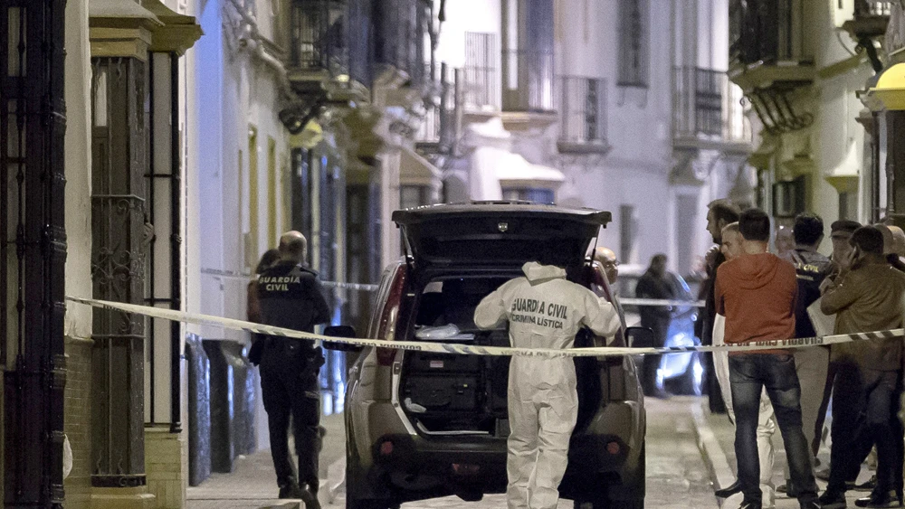 Agentes de la Guardia Civil en el lugar del suceso en Arahal