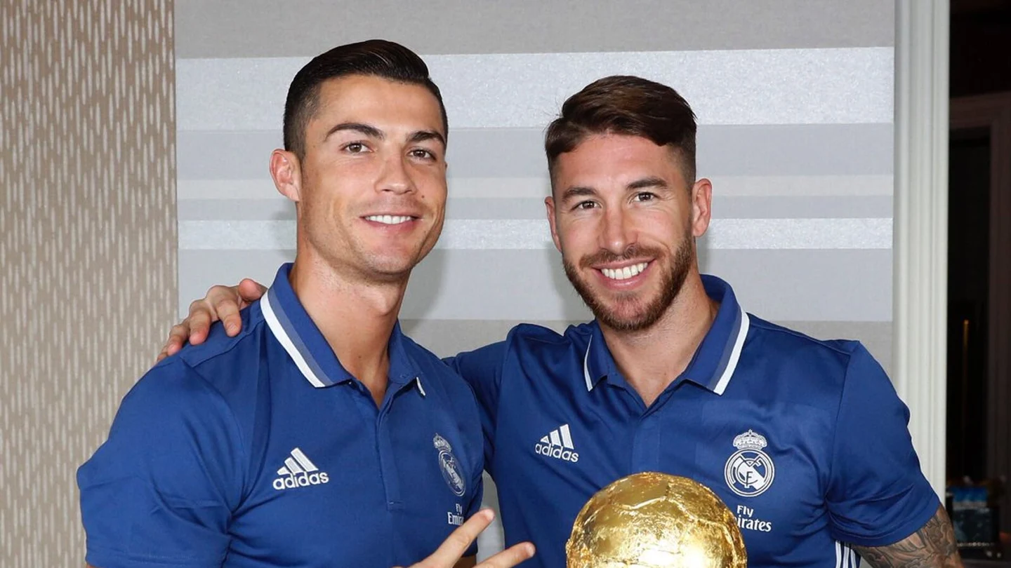 Cristiano Ronaldo y Sergio Ramos posan con la tarta del Balón de Oro Cristiano Ronaldo y Sergio Ramos posan con la tarta del Balón de Oro