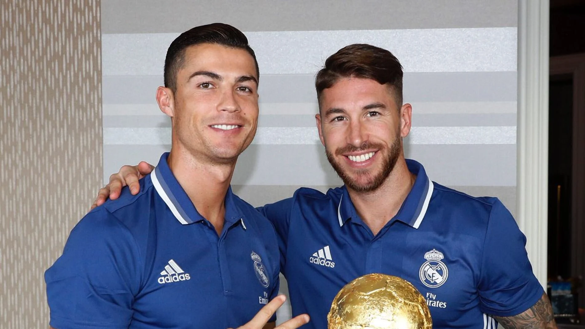 Cristiano Ronaldo y Sergio Ramos posan con la tarta del Balón de Oro